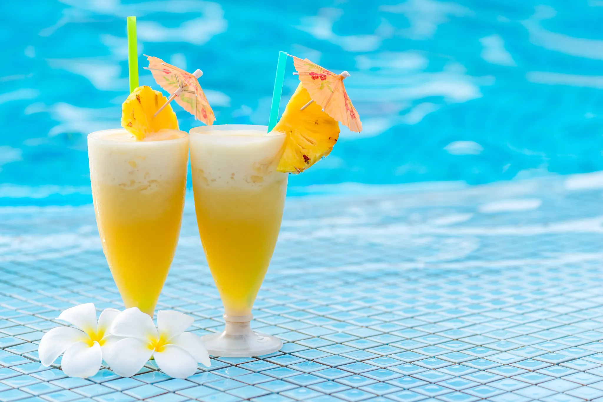 Currents swim-up bar at Dreams Playa Mujeres serving drinks in the pool in Playa Mujeres