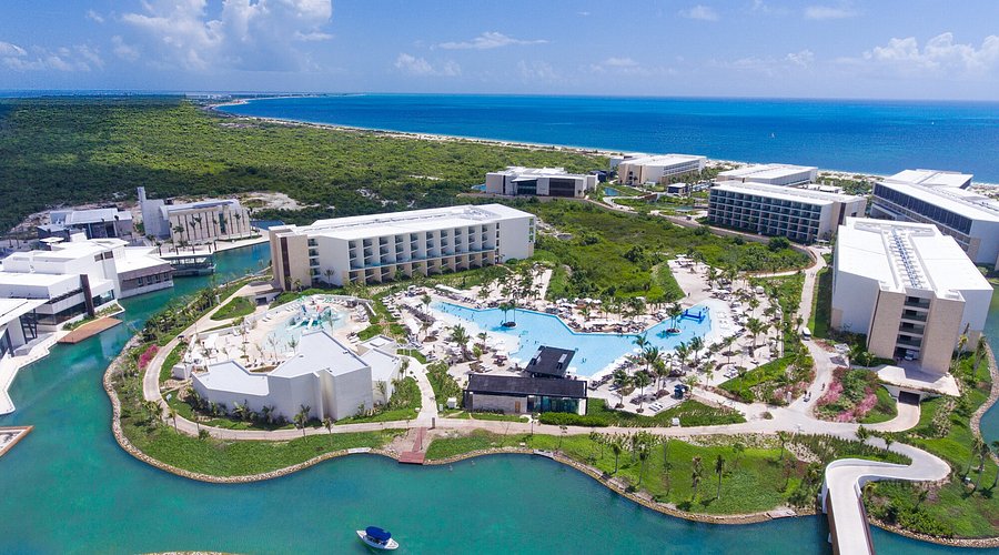 Grand Palladium Costa Mujeres Resort and Spa beachfront all-inclusive resort with pools and family-friendly amenities.