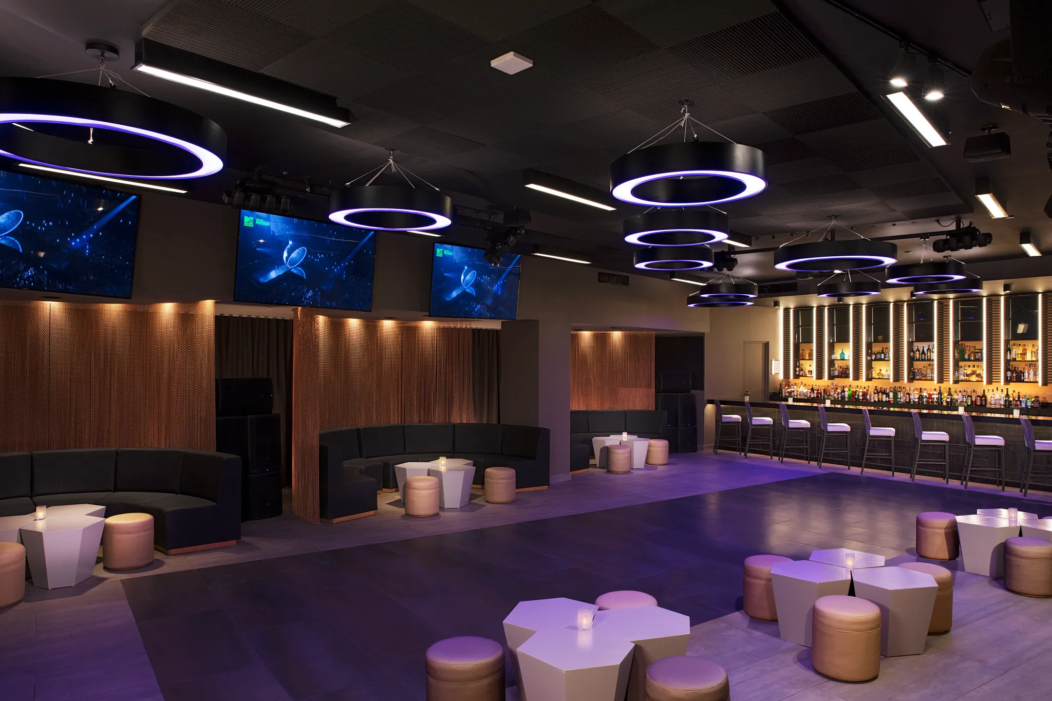 Spin sports bar at Dreams Playa Mujeres Golf & Spa Resort featuring a lively indoor setting with big-screen TVs, casual seating, and a fun game-day atmosphere.