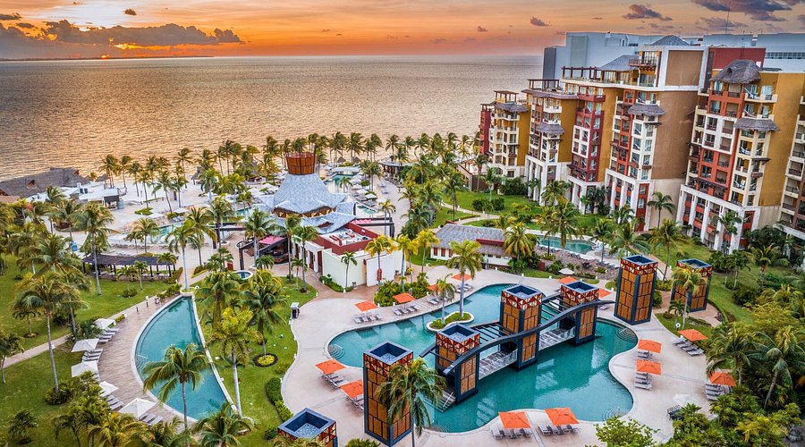 Villa del Palmar Cancun beach resort with oceanfront pools and luxury suite accommodations near Playa Mujeres.
